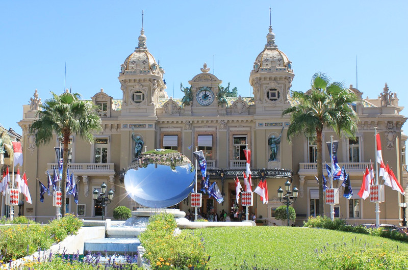 Minibus and Bus hire for day trip in Monaco