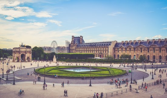 Coach hire prices and minibus with driver prices for one day trip in Paris, France